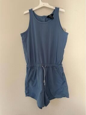 Athleta girl romper size youth large
Small snag